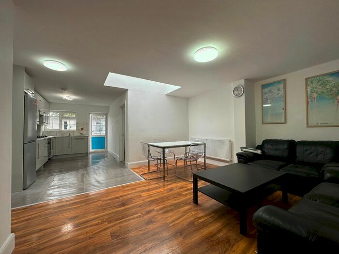 3 Bedroom Flat To Rent In Saxon Drive, London, W3