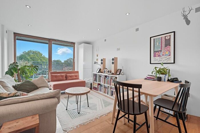 2 Bedroom Apartment For Sale In Globe Road, Stepney Green, E1