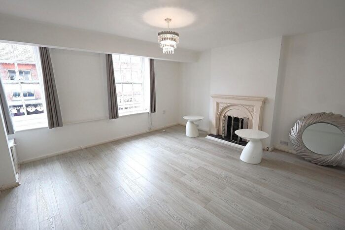 3 Bedroom Flat To Rent In High Street, Chesham, HP5
