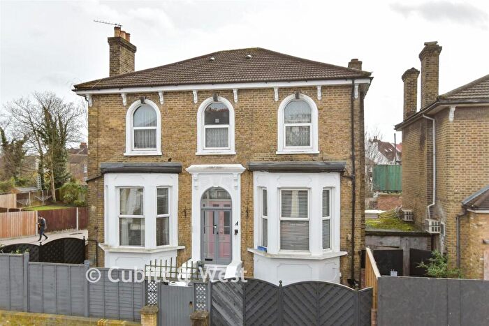 2 Bedroom Maisonette For Sale In Campbell Road, Croydon, Surrey, CR0