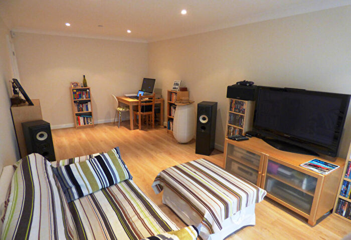 1 Bedroom Flat For Sale In Leatherhead, KT22