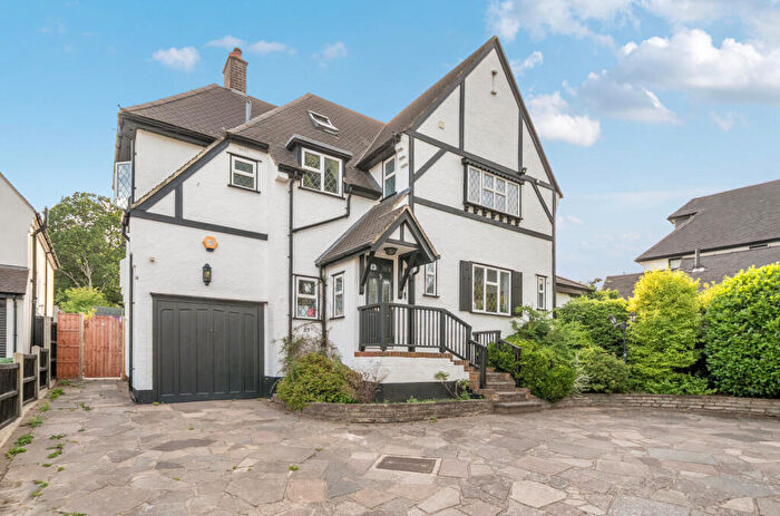 4 Bedroom Detached House For Sale In Lynwood Grove, Orpington, BR6