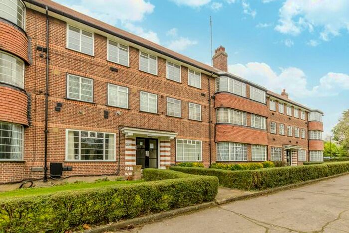 3 Bedroom Flat To Rent In Hanger Lane, Hanger Hill, London, W5