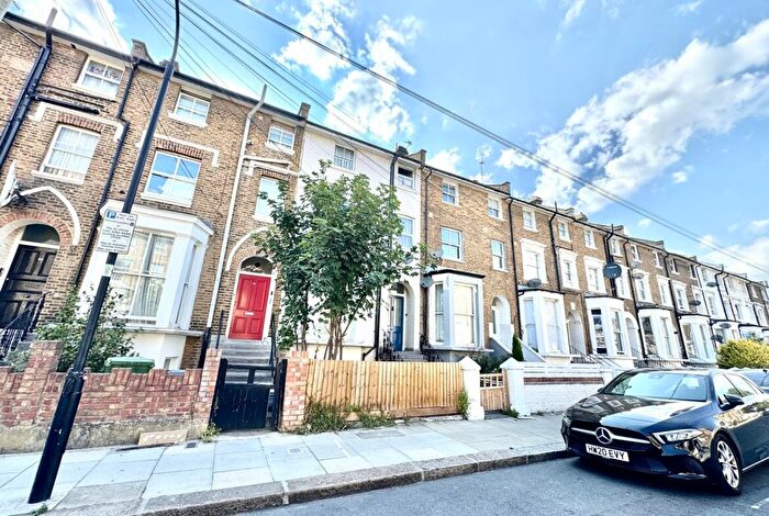 2 Bedroom Flat To Rent In Fitzjohns Ave, Hampstead, London, W12