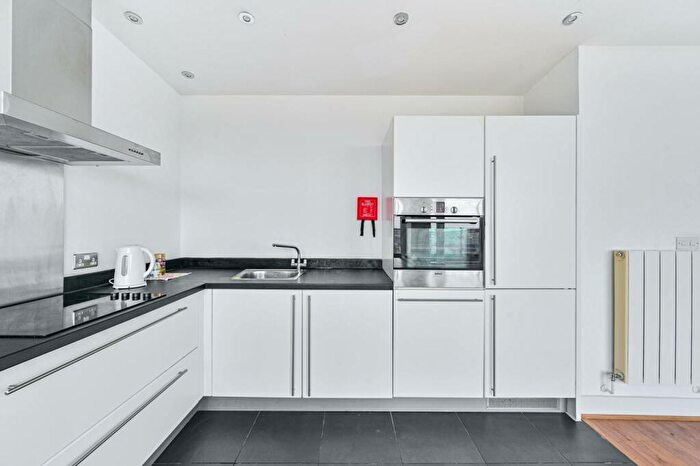 3 Bedroom Flat To Rent In Cadogan Road, Woolwich, London, SE18