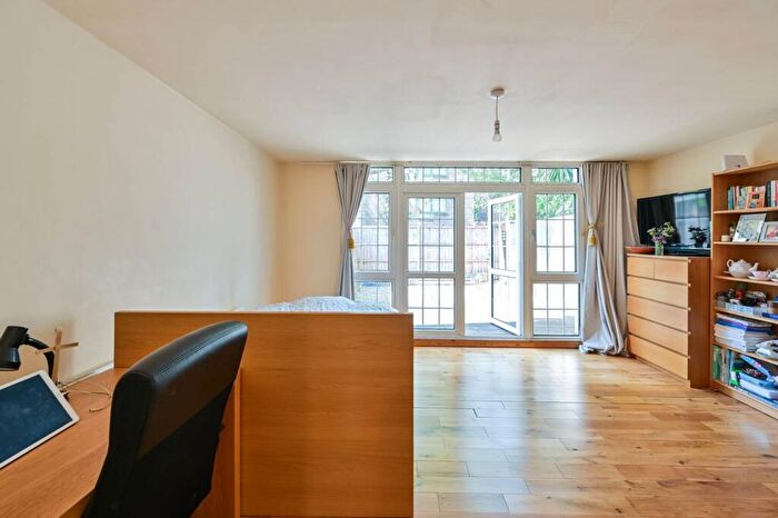 3 Bedroom Flat For Sale In Jamaica Road, Bermondsey, London, SE16