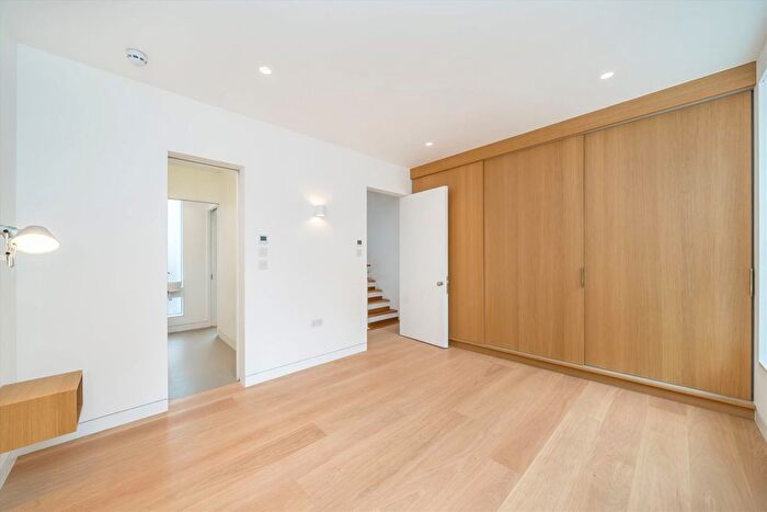 4 Bedroom Flat To Rent In Lonsdale Road, Notting Hill, W11