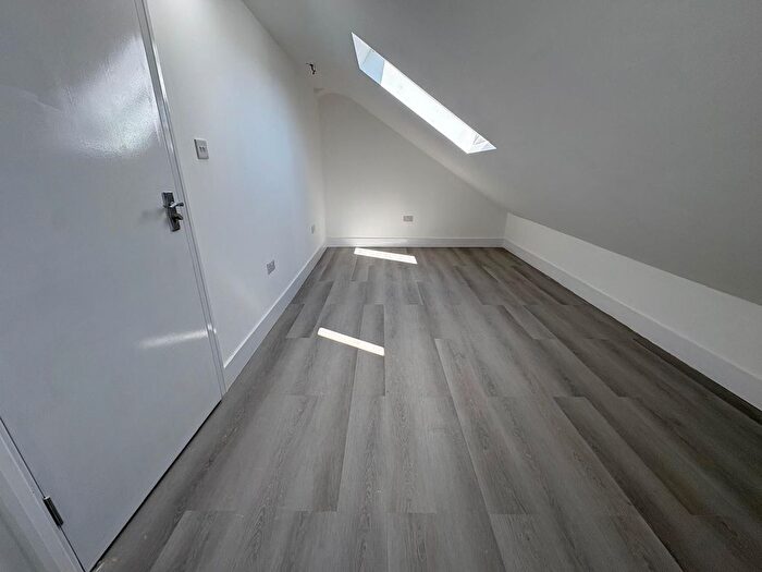 4 Bedroom Flat To Rent In Sunnymede Drive, Ilford, Essex, IG6