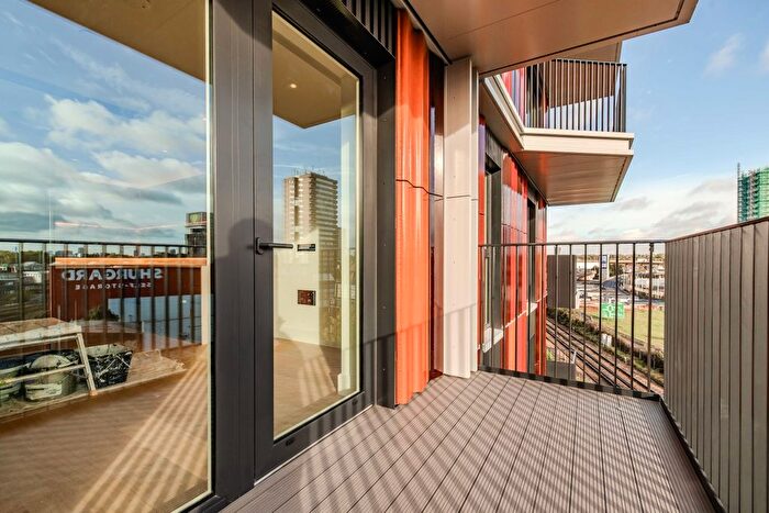1 Bedroom Flat To Rent In Reflection Apartments, Cascade Way, London, W12