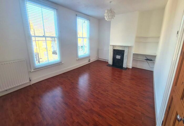 3 Bedroom Flat To Rent In A High Street, Chislehurst, BR7