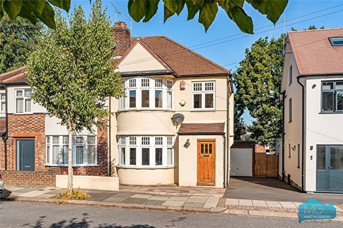 3 Bedroom Semi-Detached House For Sale In Goldsmith Road, London, N11