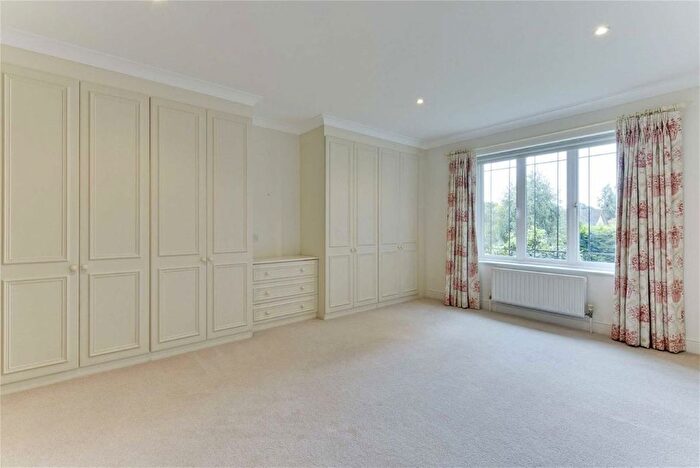 3 Bedroom Flat To Rent In Old Avenue, Weybridge, KT13
