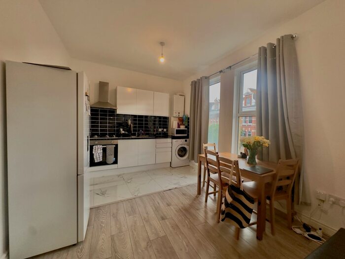 2 Bedroom Flat To Rent In Trinity Road, London, SW17