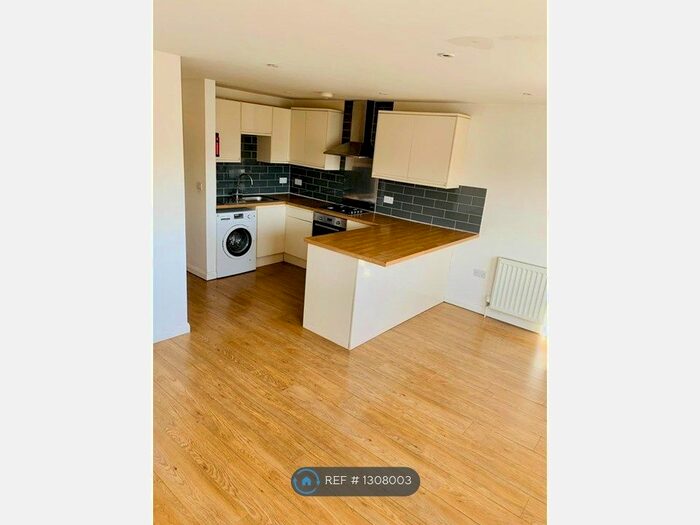 2 Bedroom Flat To Rent In South End, Croydon CR0