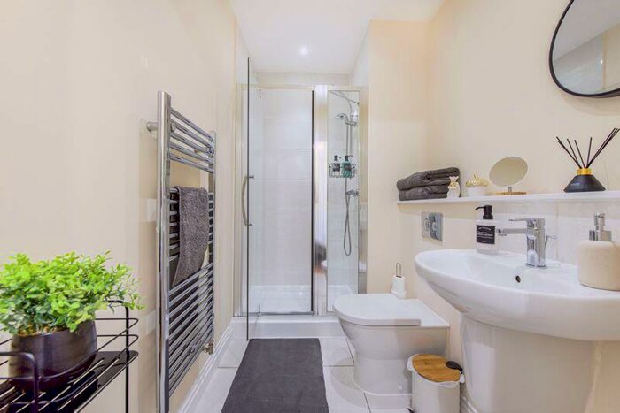 1 Bedroom Bungalow To Rent In Richings Way, Iver, SL0