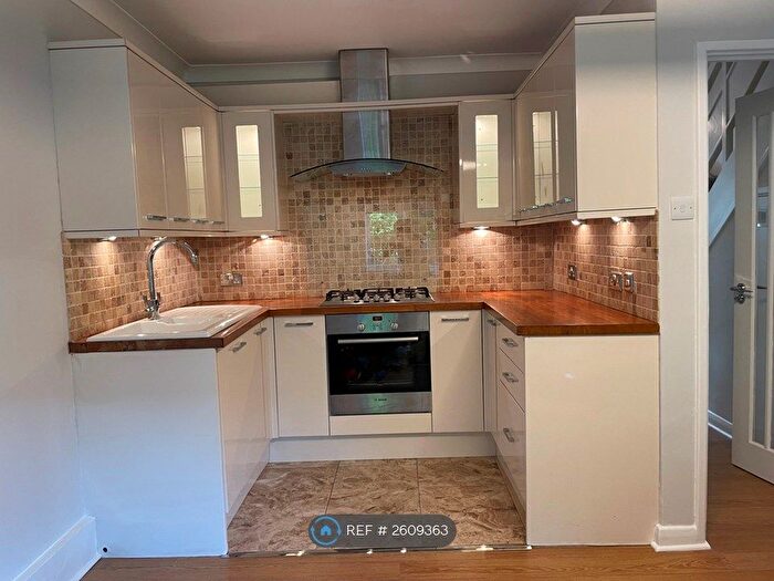 3 Bedroom Maisonette To Rent In Columba House, London, SE14