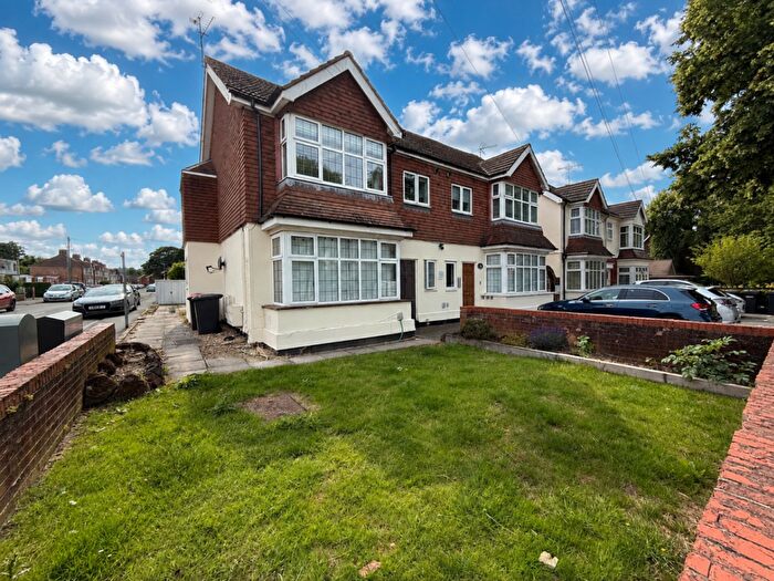 1 Bedroom Flat For Sale In The Cloisters, Priory Road, Dunstable, LU5
