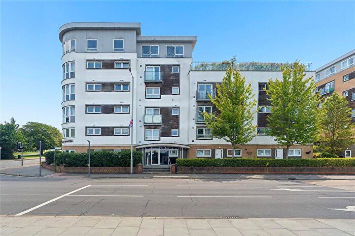 2 Bedroom Apartment For Sale In Cherrydown East, Basildon, Essex, SS16