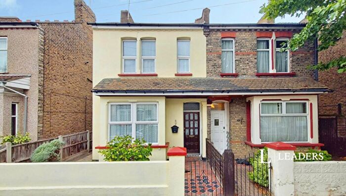 3 Bedroom Semi-Detached House To Rent In Maldon Road, Southend-on-Sea, Essex, SS2