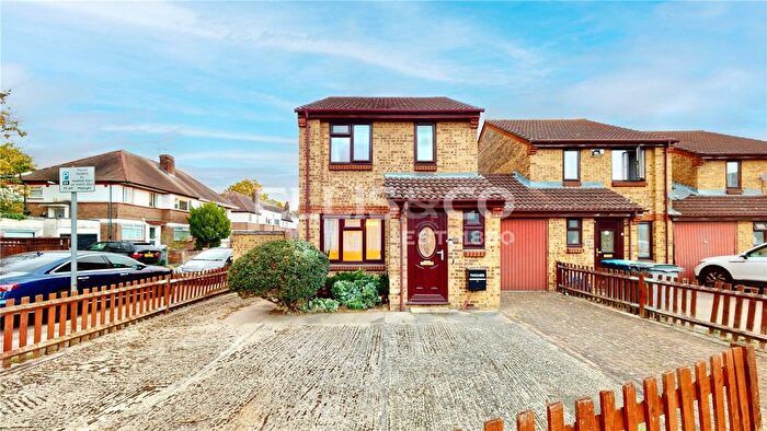 3 Bedroom Link Detached House For Sale In Lancelot Road, Wembley, HA0