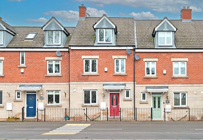 4 Bedroom Town House To Rent In Chatsworth Road, Chesterfield, S40