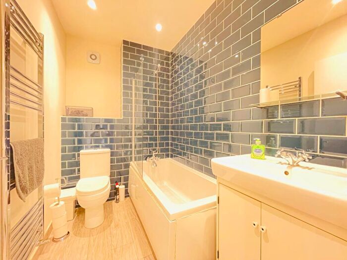 2 Bedroom Apartment To Rent In Arendale Court, Hendon Way, London, NW4
