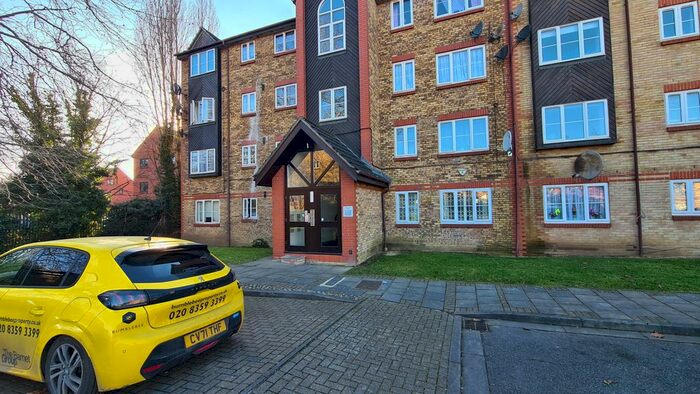 2 Bedroom Flat To Rent In Kingfisher Way, London, NW10