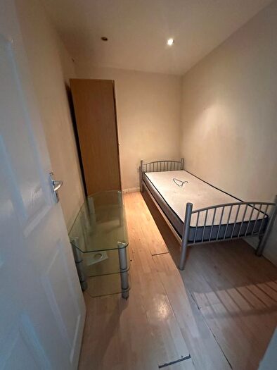 2 Bedroom Flat To Rent In Empress Avenue, Chingford, E4