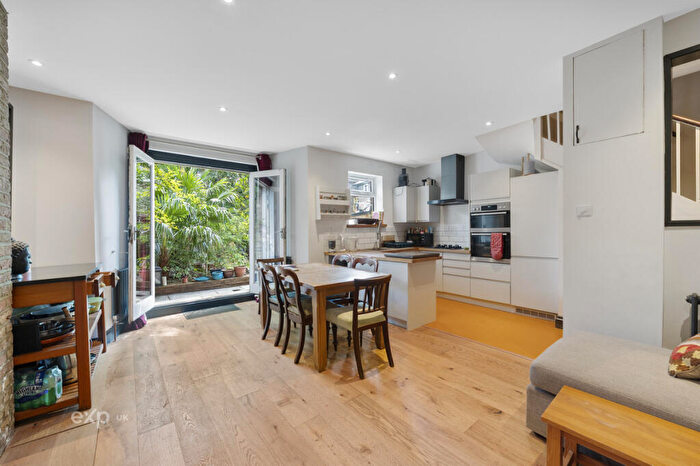 3 Bedroom Maisonette For Sale In Ospringe Road, Kentish Town, NW5