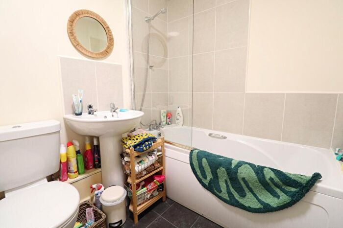 1 Bedroom Flat To Rent In Winker Green Lodge, Eyres Mill Side, Leeds, West Yorkshire, LS12