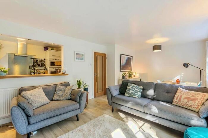 2 Bedroom Flat To Rent In Lower Edgeborough Road, Guildford, GU1