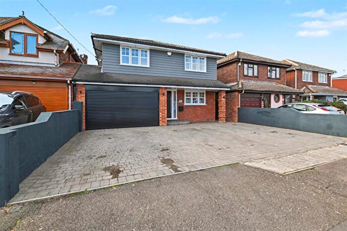 4 Bedroom Detached House For Sale In Stunning ! - The Avenue, Canvey Island, SS8