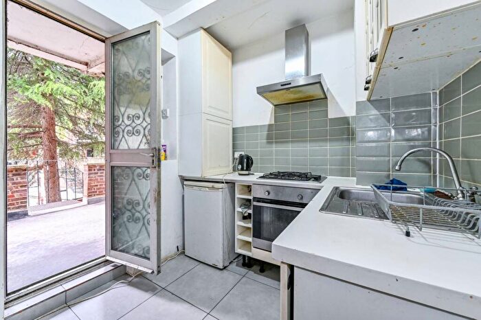 3 Bedroom Flat For Sale In Green Lanes, Finsbury Park, London, N4