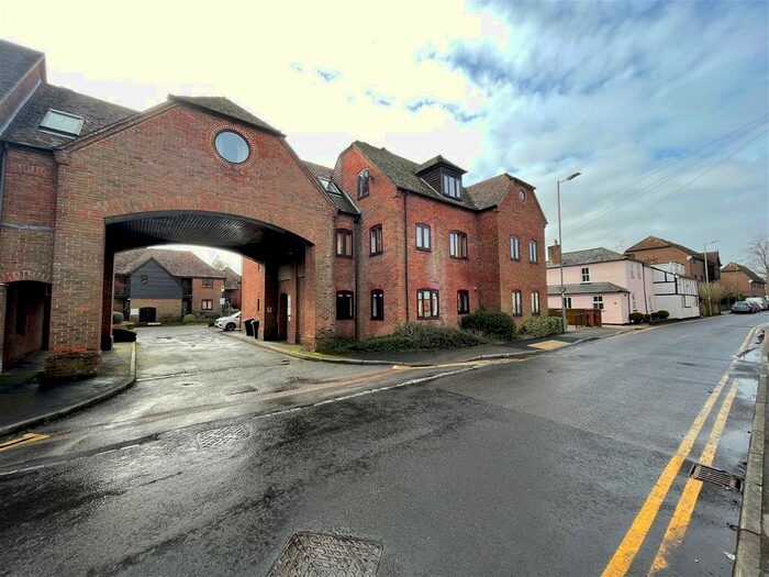 1 Bedroom Flat To Rent In Swan Court, Newbury, RG14