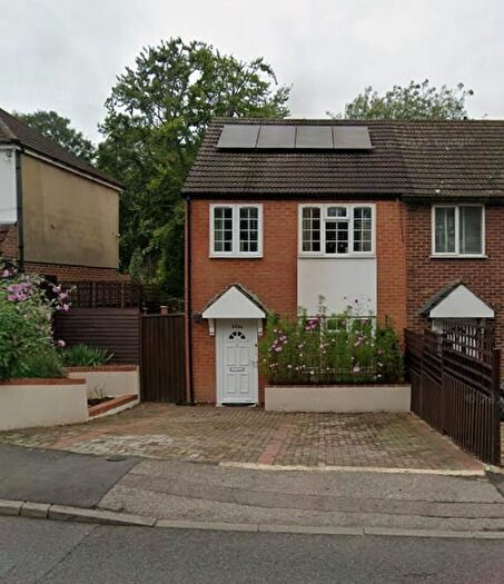 Terraced House To Rent In Croydon Road, Caterham, CR3