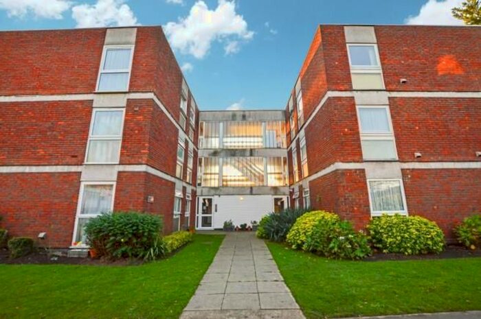 2 Bedroom Property To Rent In Madeira Crescent, West Byfleet, KT14