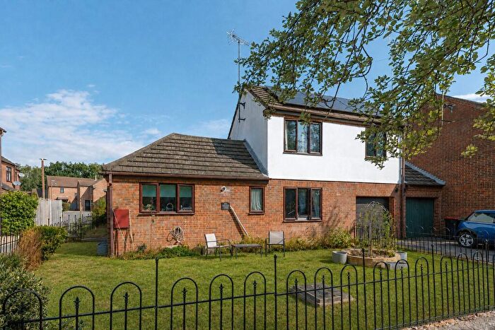 3 Bedroom Link Detached House For Sale In Broadway Avenue, Giffard Park, Milton Keynes, Buckinghamshire, MK14