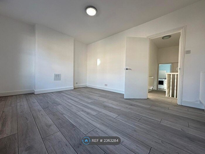 1 Bedroom Flat To Rent In Claxton Grove, London, W6