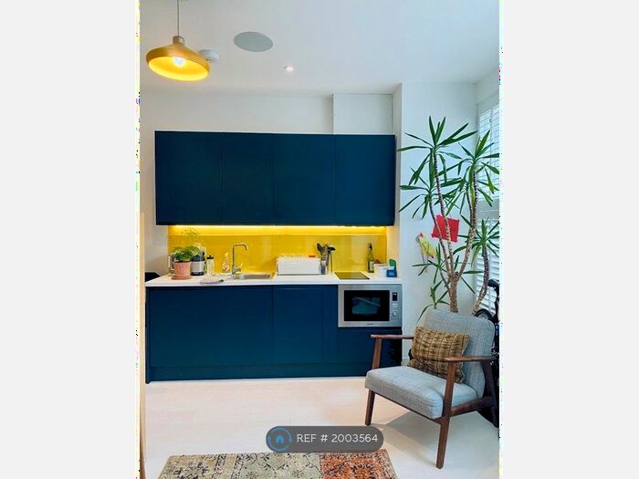 Studio To Rent In Barrington Road, London, N8