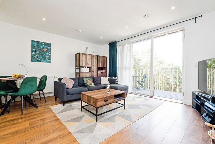 2 Bedroom Flat For Sale In Mahindra Way, Beckton, London, E6