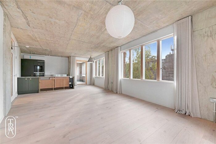 3 Bedroom Flat To Rent In London Lane, London, E8