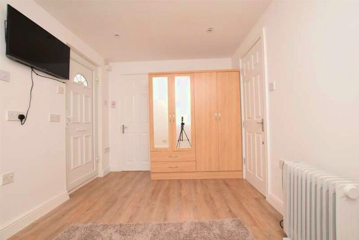 Flat To Rent In Hornchurch Road, Hornchurch, Essex, RM12