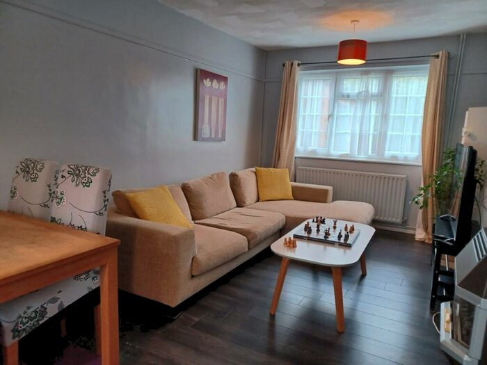 2 Bedroom Property To Rent In Poynters Road -, LU4