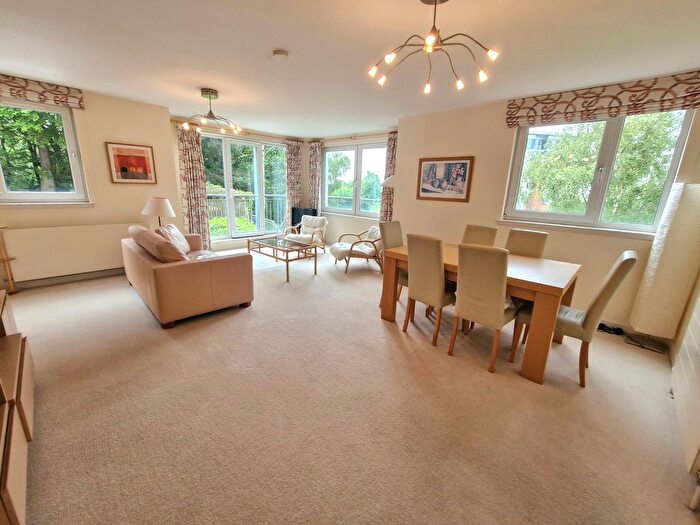 2 Bedroom Flat To Rent In Canniesburn Drive, Glasgow, G61