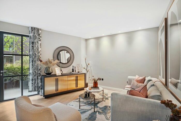 2 Bedroom Flat To Rent In Cleveland Street, London, W1T