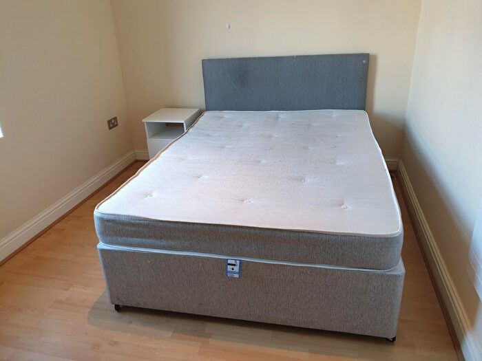 3 Bedroom Flat To Rent In Curzon Avenue, M14