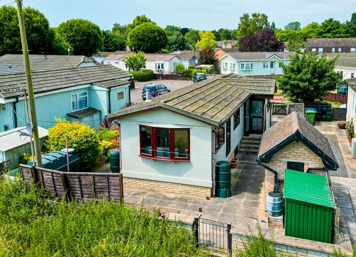 2 Bedroom Mobile/park Home For Sale In Quiet Waters, Hemingford Abbots, Huntingdon, PE28