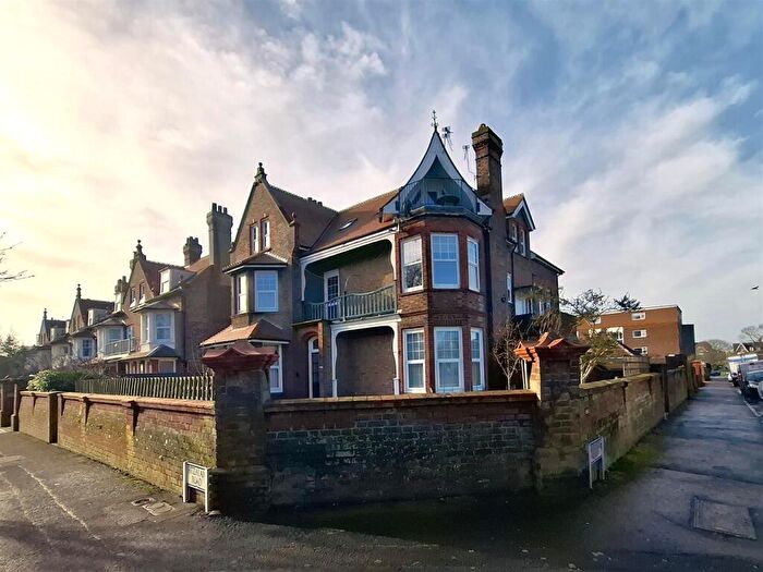 2 Bedroom Flat To Rent In Fitzalan Road, Littlehampton, BN17