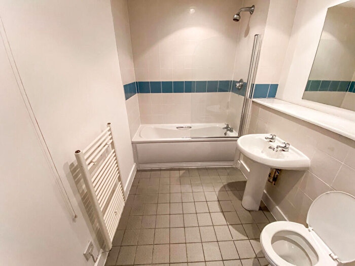 2 Bedroom Apartment To Rent In Chatsworth House, Lever Street, M1