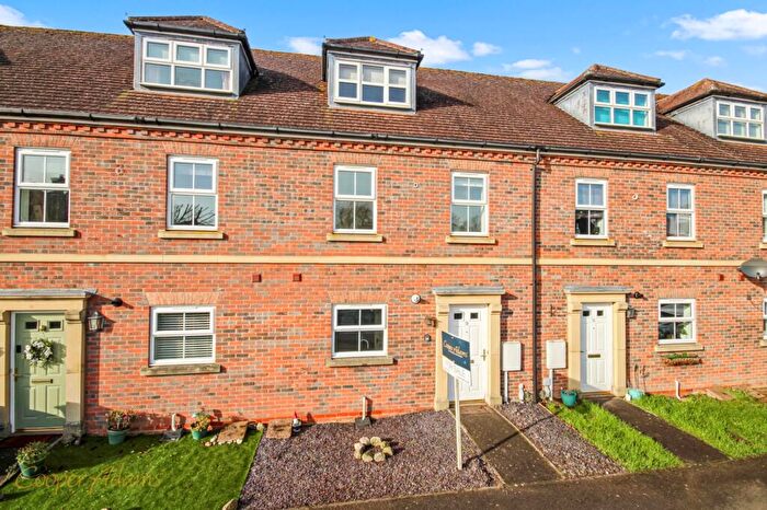4 Bedroom Terraced House For Sale In Highdown Close, Angmering, BN16